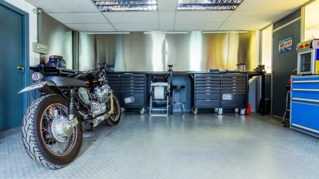 Co potrzebne do warsztatu motocyklowego? Kluczowe narzędzia i wyposażenie Co potrzebne do warsztatu motocyklowego? Kluczowe narzędzia i wyposażenie